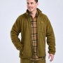 Pinewood Forest Pile Fleece til mænd. Miljøbilledet viser produktet forfra.