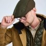 Pinewood Nydala Sixpence hat I tofarvet design. Miljøbilledet viser produktet fra en skrå vinkel.