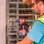 Milwaukee M18 BLPDRC-422C slagboremaskine, en kompakt og kraftfuld kulfri løsning med 145 mm længde til nem adgang i snævre områder. Billedet er et miljøbillede, hvor produktet er i brug af en håndværker.