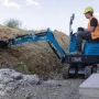 Scheppach EXC815 minigraver. Maskinen vises i brug.