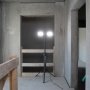 Scangrip TOWER 8 CONNECT arbejdslampe. Miljøbilledet viser produktet i brug på byggeplads.