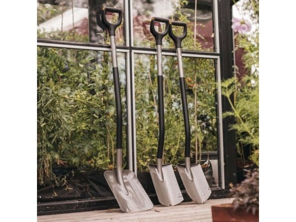 Fiskars Ergonomic skovl Fiskars Ergonomic skovl sikrer komfort og holdbarhed. Skovlen har et stål-skaft og bredt blad, ideel til at flytte grus, sand og jord. Billedet viser produktet i en skrå vinkel.