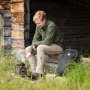 Pinewood Abisko skjorte 5122. Miljøbilledet viser produktet på model siddende.
