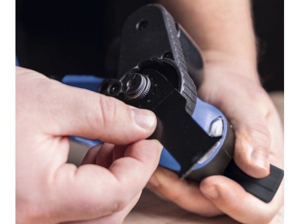 Scheppach multicutter C-MT40-X 20V, solo. Billedet viser produkt og tilbehør.