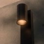 Nordlux Tin 80 Havelampe Sort. Miljøbilledet viser produktets lys.