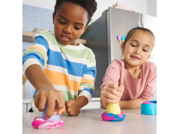 Kinetic Sand isvaffelsæt. Produkt vises i indpakning
