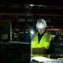 Nebo Edge 2K lommelygte 2000 lumen genopladelig. Miljøbilledet viser produktet i en arbejds situation.