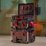 Milwaukee PACKOUT værktøjsbeholder. Opbevaring til værktøj og tilbehør. Miljøbilledet viser produktet i brug.