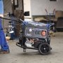 Scheppach generator SG7100X 5400W. Miljøbilledet viser produktet blive transporteret.