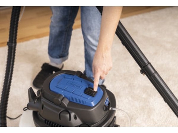 Scheppach tæpperenser Spray Vac 20 1600W. Billedet viser produktet og tilbehør.