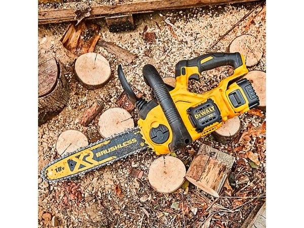 DeWALT DCMCS565P1-QW kædesav DeWALT DCMCS565P1-QW kædesav med batteri og oplader.