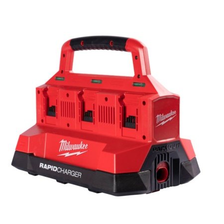 M18™ PACKOUT™ Turboladestation Milwaukee M18™ PACKOUT™ Turboladestation. Billedet viser produktet fra en skrå vinkel.