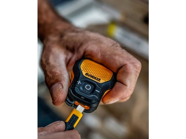 Dewalt Jobsite Pro højttaler Dewalt Jobsite Pro højttaler clip-on, 10 timer, USB-C, IP56. Billedet viser produktet med hvid baggrund.