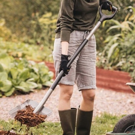 Fiskars Ergonomic skovl Fiskars Ergonomic skovl sikrer komfort og holdbarhed. Skovlen har et stål-skaft og bredt blad, ideel til at flytte grus, sand og jord. Billedet viser produktet i en skrå vinkel.