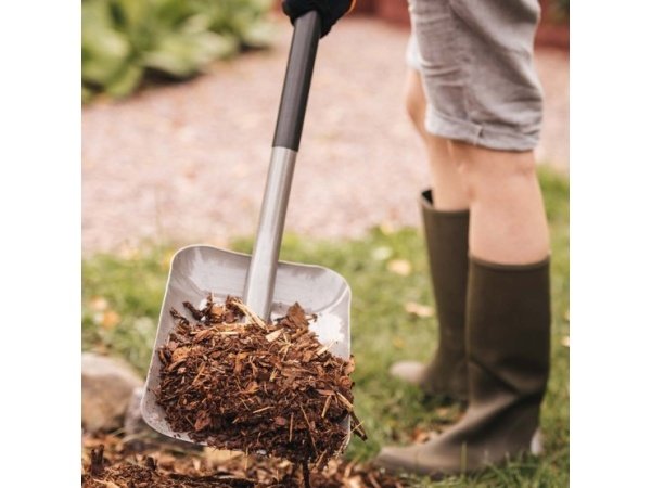 Fiskars Ergonomic skovl Fiskars Ergonomic skovl sikrer komfort og holdbarhed. Skovlen har et stål-skaft og bredt blad, ideel til at flytte grus, sand og jord. Billedet viser produktet i en skrå vinkel.