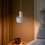 Nordlux Matis Pendel hvid. Miljøbilledet viser produktet i soveværelset.