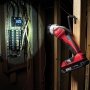 Milwaukee batterilampe M18 tled-0. Leveres i plast. Miljøbilledet viser produktet i brug.