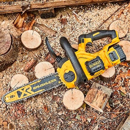 DeWALT DCMCS565P1-QW kædesav med batteri og oplader.