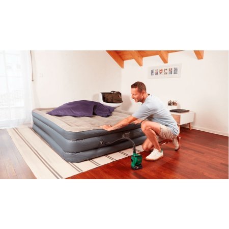 Bosch Easy Inflate luftpumpe Bosch Easy Inflate luftpumpe 18V-500 SOLO. Billedet viser produkt og tilbehør med hvid baggrund.