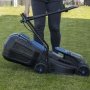 Scheppach plæneklipperBC-MP320-X-SET L, 32 cm 5911413403, m/lader & batteri. Miljøbilledet viser at produktet er sammenklappelig