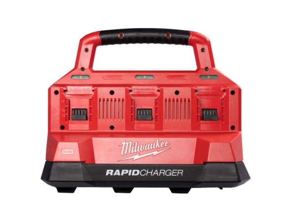 Milwaukee M18™ PACKOUT™ Turboladestation. Billedet viser produktet fra en skrå vinkel.