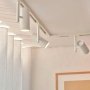 Nordlux Jerome Link Spot Skinnesystem Hvid. Miljøbilledet viser produktet i gang.