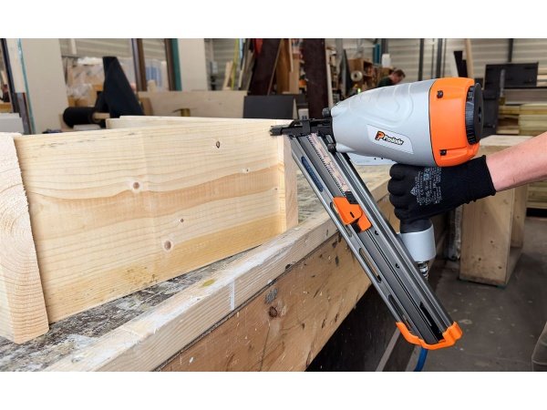 Paslode PFS100 sømpistol. Produkt vises fra siden