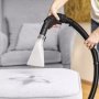 Scheppach tæpperenser Spray Vac 20 1600W. Miljøbilledet viser produktet i brug på sofa.