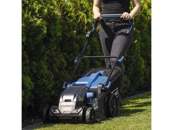 Scheppach plæneklipper BC-MP430-X Scheppach plæneklipper BC-MP430-X SET XL2, 43 cm 5911415400, m/lader og to batterier. Billedet viser produkt.