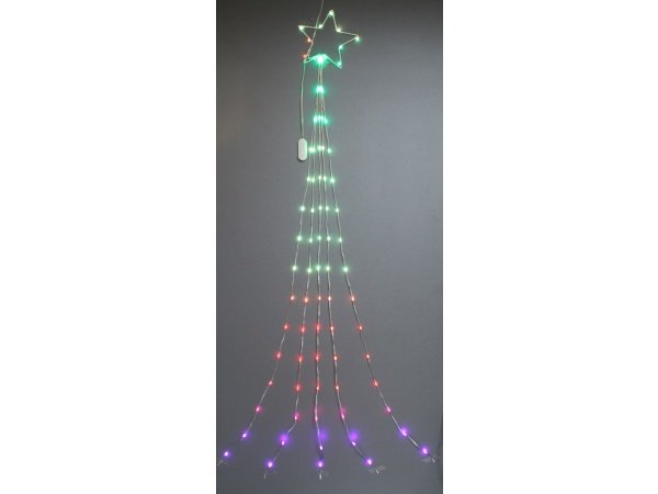 Haarhr & Co LED juletræ 85 farvede LED-lys. Billedet er et miljøbillede af produktet.