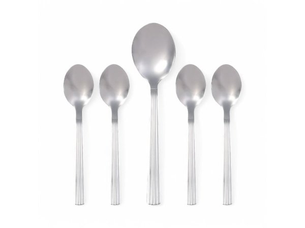 Aida Groovy bestiksæt 5 dele Aida Groovy bestiksæt 5 dele 1 serverings- & 4 dessertskeer. Billedet viser produkt med hvid baggrund.