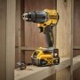 Dewalt 18V XR kulløs kompakt slagboremaskine, 2 x 5Ah. Miljøbilledet viser produkt stående.