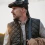 Pinewood Nydala Sixpence hat I tofarvet design. Miljøbilledet viser produktet på mand.