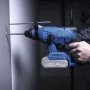 Scheppach bore-/mejselhammer BC-RHD230-X 20V solo. Miljøbilledet viser produktet i brug i beton