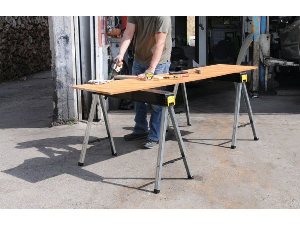 2 stk. Stanley foldbar savbukke med skulderstrop. Billedet viser produktet med hvid baggrund.