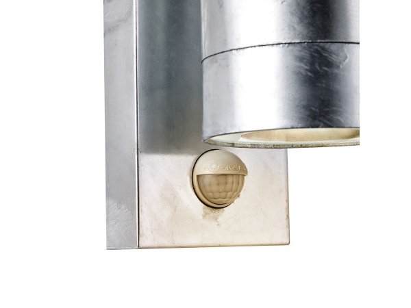 Nordlux  Tin Maxi Sensor Væglampe Galvaniseret stål. Billedet viser produktet fra en skrå vinkel med hvid baggrund. 