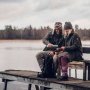 Ternet Pinewood Pile overshirt mørkegrøn/bronze. Miljøbilledet viser produktet i outdoor miljø.