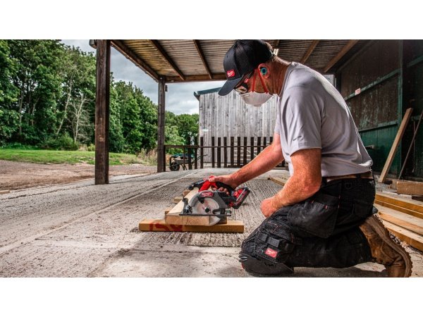 Milwaukee 55 mm M18 FUEL™ rundsav til træ og plastik. Billedet viser produktet forfra.