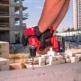 Milwaukee M18 BLPDRC-422C slagboremaskine, en kompakt og kraftfuld kulfri løsning med 145 mm længde til nem adgang i snævre områder. Billedet er et miljøbillede, hvor man kan se produktets længde.