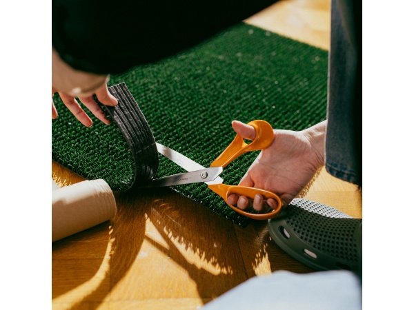 Fiskars Classic universalsaks Fiskars Classic universalsaks 25 cm til højrehåndede brugere. Billedet viser produktet lukket.