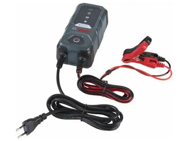 BOSCH Lader C10 - 12V Kompakt og effektiv Bosch C10 12V biloplader med automatisk opladningskontrol, overophedningsbeskyttelse og IP65 vand- og støvafvisning. Billedet viser hele produktet.