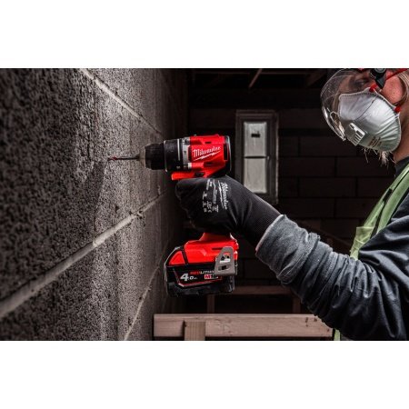 Milwaukee M18 BLPDRC-422C slagboremaskine, en kompakt og kraftfuld kulfri løsning med 145 mm længde til nem adgang i snævre områder. Billedet viser produktet forfra som png med hvid baggrund-