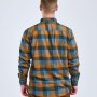 Ternet Pinewood Lumbo skjorte fudge/blue. Miljøbilledet viser produktet på model bagfra.