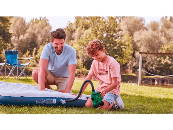 Bosch Easy Inflate luftpumpe 18V-500 SOLO. Billedet viser produkt og tilbehør med hvid baggrund.
