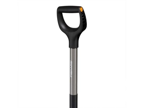 Fiskars Ergonomic skovl Fiskars Ergonomic skovl sikrer komfort og holdbarhed. Skovlen har et stål-skaft og bredt blad, ideel til at flytte grus, sand og jord. Billedet viser produktet i en skrå vinkel.