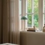 Nordlux Ellen bordlampe Støvet grøn, E14. Miljøbilledet viser produktet i stue.