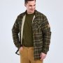 Ternet Pinewood Pile overshirt mørkegrøn/bronze. Miljøbilledet viser produktet på model forfra.