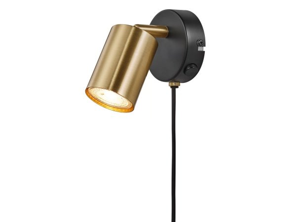 Nordlux Explore væglampe i messing. Billedet viser produktet med hvid baggrund.