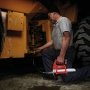 Milwaukee M12 GG-0 fedtpistol. Kraftfuld 12 V motor. Miljøbilledet viser produktets funktioner.