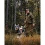Pinewood Furudal Expert 2L Hunting bukser. Miljøbilledet viser produktet i natur terræn.